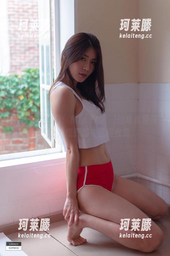 推开修女的门：Min.E(민이)的写真原图，让人想藏起来慢慢欣赏
