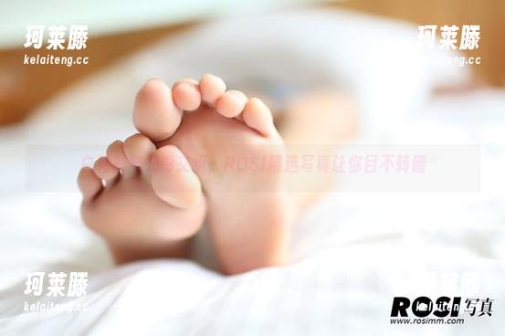 白衬衫与光影交织，ROSI精选写真让你目不转睛