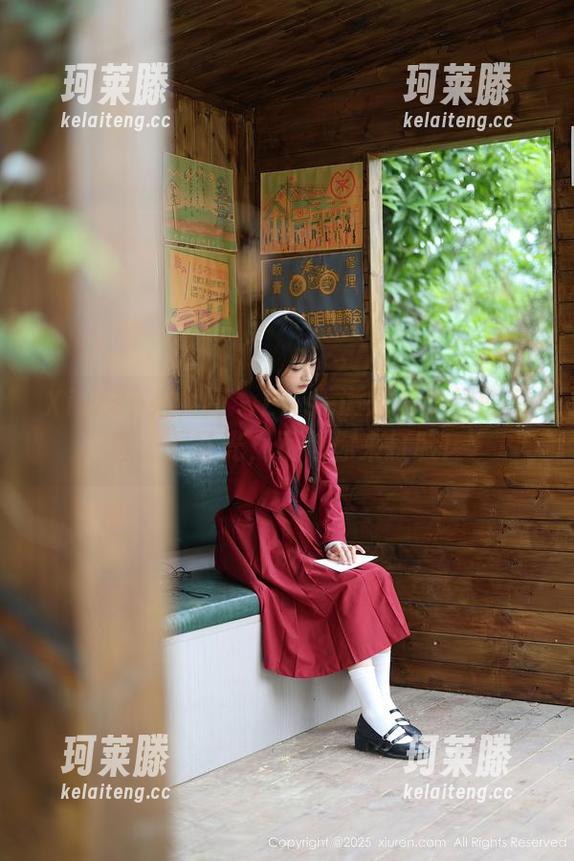 Xiuren秀人网 - Elise谭晓彤学姐的写真：无圣光，不怕你来打脸！
