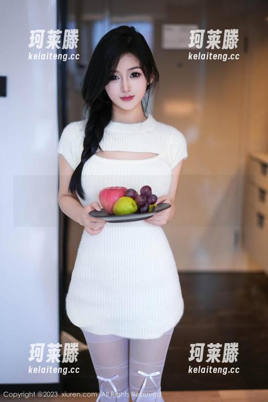 Xiuren秀人网 - 镜头下的夏馨瑶，图片捕捉泳池瞬间的轻盈写真。
