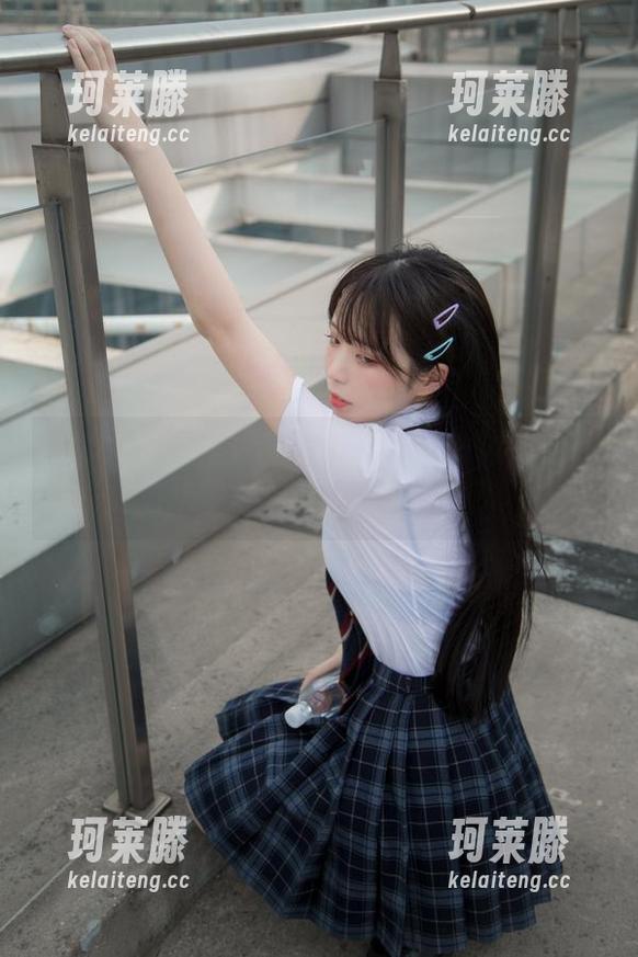 fushii_海堂最新黑白套图：一边拍照一边吃零食，迷人的少女心！