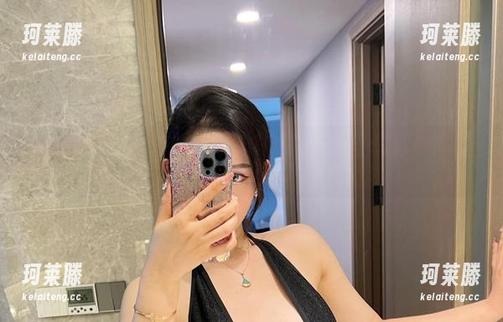 微密圈 - 不爱笑的赛琳的私房图集是蓝色的大海？还是比基尼的诱惑？