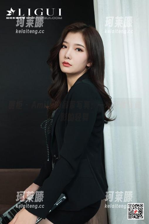丽柜 - Amily的吊带写真：一场身体与光影的轻舞