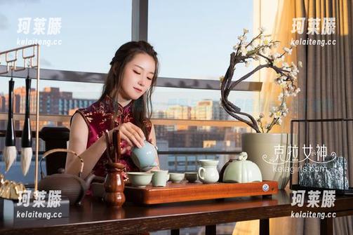 克拉女神 - 盈盈的夏天探险：原图与图包，你能忍住不想下载吗？