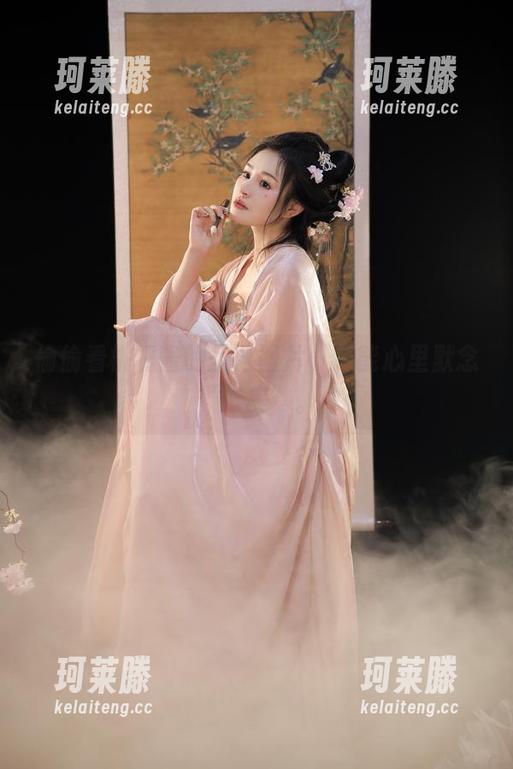 偷偷看桃暖酱的圣诞图片，只能心里默念“好美”。