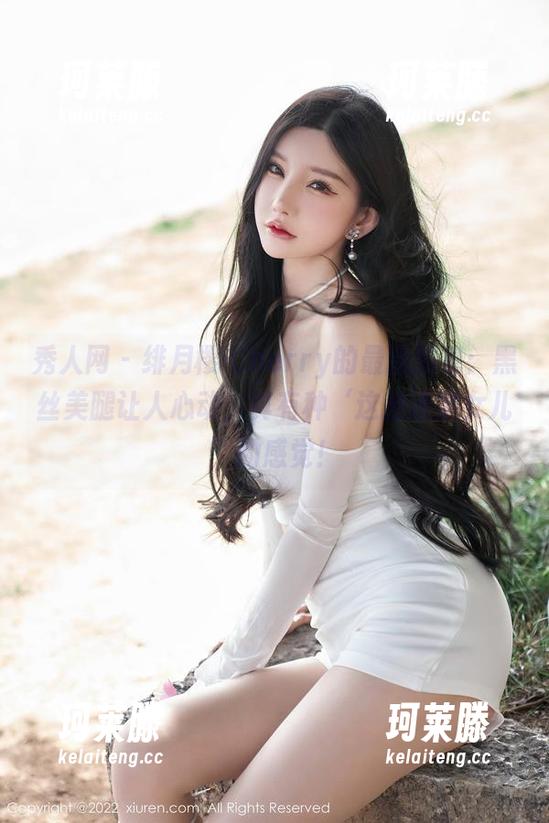 秀人网 - 绯月樱-Cherry的最新图包：黑丝美腿让人心动，真有种‘这是谁家女儿’的感觉！