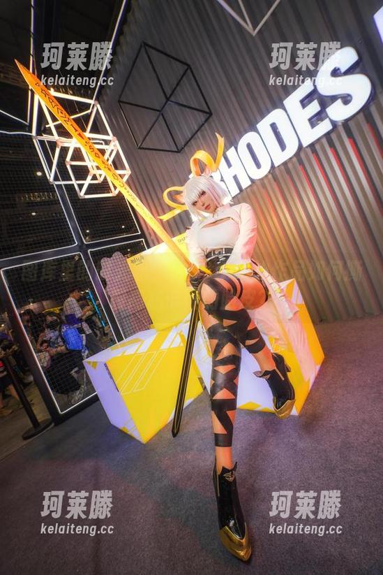 图库里的时光机：菌烨tako的作品如何撕裂高杨卡娅的脸皮？