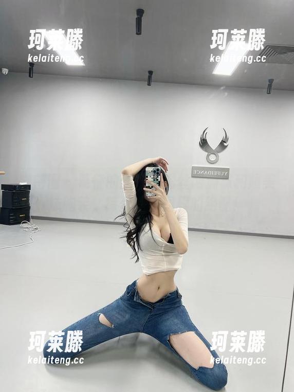葛征 微密圈 - 葛征的新作:黑丝网洞袜和超美抹胸装,简直是美图界的绝配!