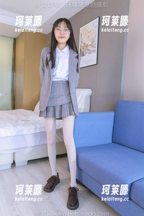袜啵啵-小甜豆 袜啵啵 - 高清美图:小甜豆穿搭黑白丝大腿袜,仿佛要把所有目光都吸引过来!