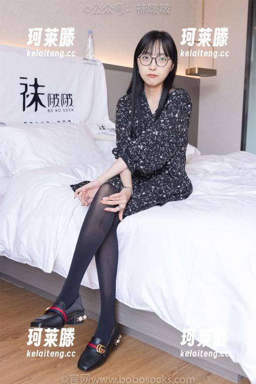 袜啵啵 - 最新照片：甜甜圈来了，白丝花絮版带你进入她的小秘密花园！