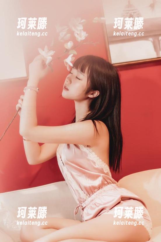 镜酱 镜酱在线写真:短裙的力量,连小狗都忍不住侧目!
