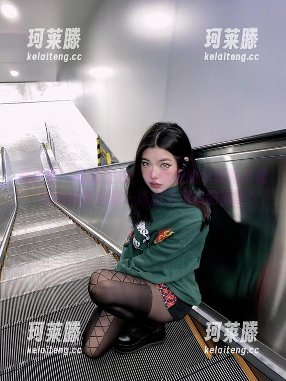 微密圈 - 高清在线：陈佩奇的黑胶格子裙，时尚的背后是一场出乎意料的闹剧！