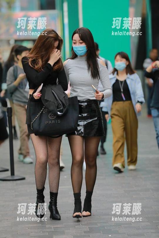 魔镜街拍 魔镜街拍:走廊偶遇,私拍美图中的包臀裙小姐姐,为什么我的腿也开始发抖?